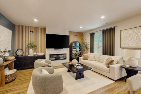 Spacious family friendly home with full kitchen enclosed yard washer & dryer House in Springfield