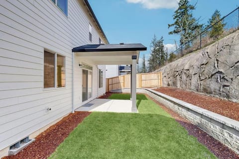 Spacious family friendly home with full kitchen enclosed yard washer & dryer House in Springfield