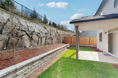 Spacious family friendly home with full kitchen enclosed yard washer & dryer House in Springfield