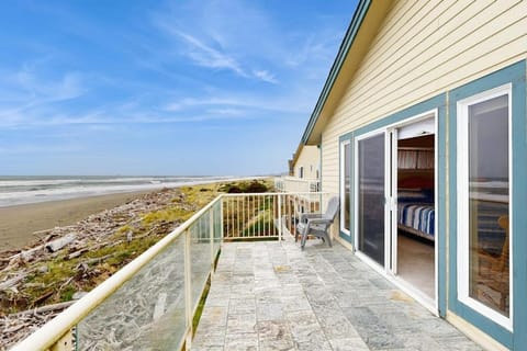 Oceanfront condo with spectacular ocean view - walk to beach House in Gold Beach