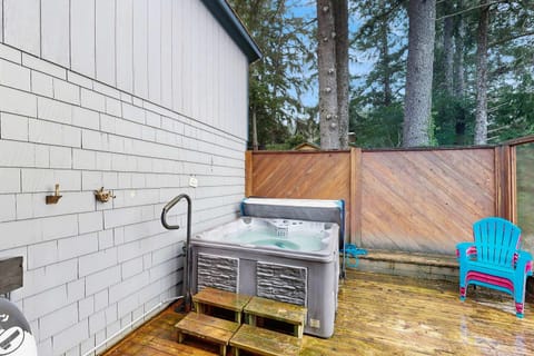 Lakefront dream with private hot tub dock kayaks pedal boat & amazing views House in Dunes City