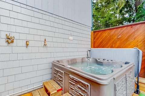 Lakefront dream with private hot tub dock kayaks pedal boat & amazing views House in Dunes City