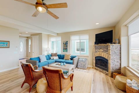 Modern oceanfront home with private hot tub patio & gas fireplace House in Gold Beach