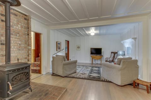 Restored log cabin with classic porch - near river trails hot springs & more Cabin in McKenzie River