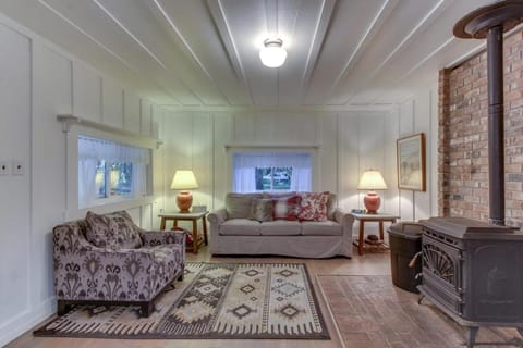 Restored log cabin with classic porch - near river trails hot springs & more Cabin in McKenzie River