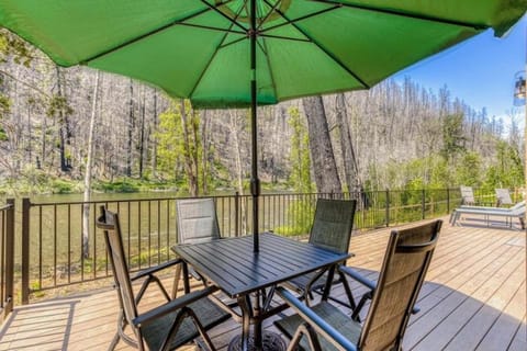 Amazing riverfront cabin with views deck firepit & grill - dog-friendly Cabin in McKenzie River