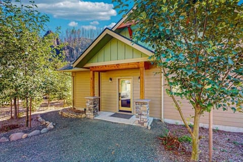 Amazing riverfront cabin with views deck firepit & grill - dog-friendly Cabin in McKenzie River