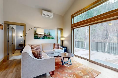 Amazing riverfront cabin with views deck firepit & grill - dog-friendly Cabin in McKenzie River