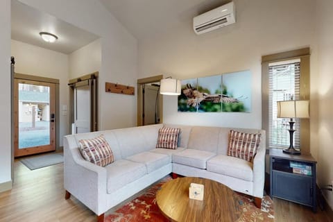 Amazing riverfront cabin with views deck firepit & grill - dog-friendly Cabin in McKenzie River