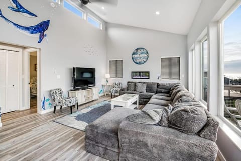 Oceanfront home with hot tub private beach access & ocean views - dog-friendly House in Newport