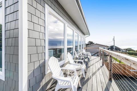 Oceanfront home with hot tub private beach access & ocean views - dog-friendly House in Newport