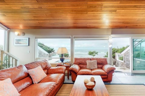 Oceanfront Home with Private Hot Tub Ocean Views Fireplace & Beach Access Path House in Newport
