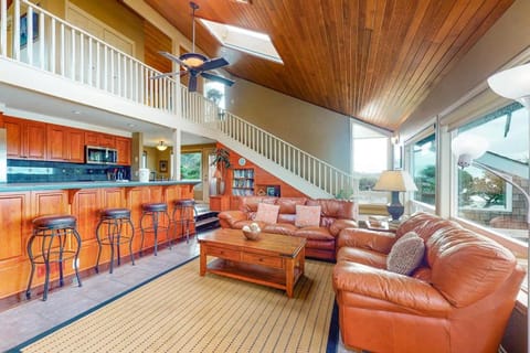 Oceanfront Home with Private Hot Tub Ocean Views Fireplace & Beach Access Path House in Newport