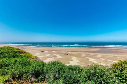 Oceanfront home with incredible Pacific view private hot tub deck grill & W&D House in Newport