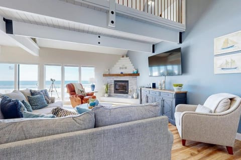 Oceanfront home with incredible Pacific view private hot tub deck grill & W&D House in Newport