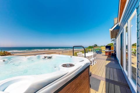Oceanfront home with incredible Pacific view private hot tub deck grill & W&D House in Newport