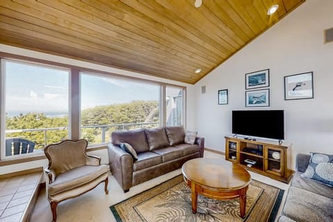 Spacious oceanfront home with free WiFi and wrap-around deck House in Newport