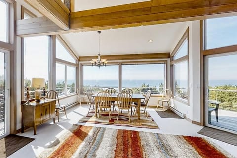 Spacious oceanfront home with free WiFi and wrap-around deck House in Newport