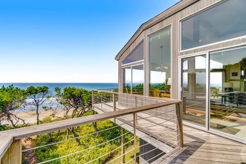Spacious oceanfront home with free WiFi and wrap-around deck House in Newport