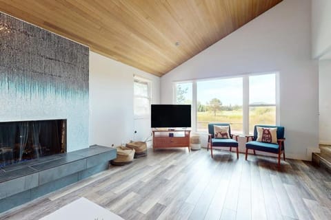 Mountain escape with private hot tub amazing views game room & SHARC passes House in Sunriver