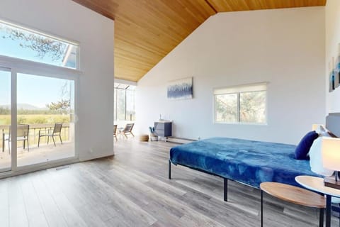 Mountain escape with private hot tub amazing views game room & SHARC passes House in Sunriver