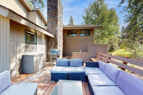 Mountain escape with private hot tub amazing views game room & SHARC passes House in Sunriver