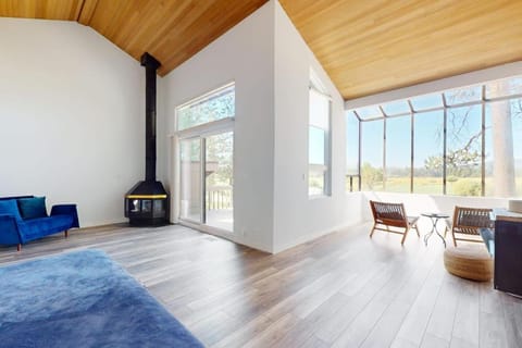 Mountain escape with private hot tub amazing views game room & SHARC passes House in Sunriver