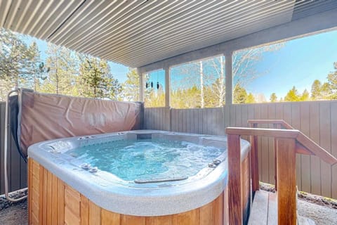 Two-story dog-friendly home with a fireplace private hot tub & SHARC passes House in Sunriver