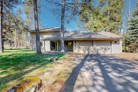 Two-story dog-friendly home with a fireplace private hot tub & SHARC passes House in Sunriver