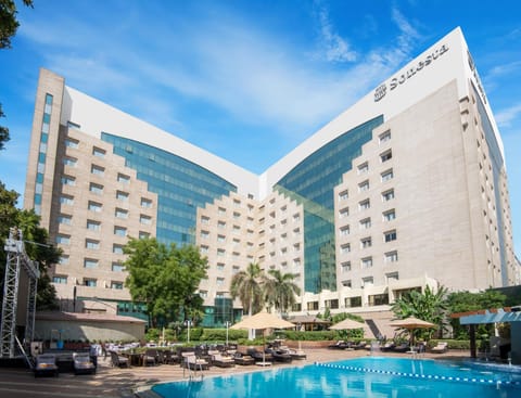 Property building, Day, Pool view, Swimming pool, Swimming pool, Location, Parking, sunbed