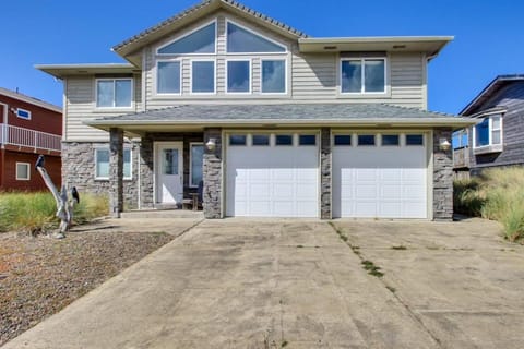 Oceanfront Home with Bay Views Free WiFi Gas Grill & Gas Fireplace House in Waldport