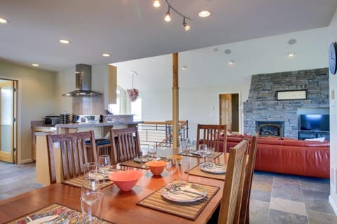 Oceanfront Home with Bay Views Free WiFi Gas Grill & Gas Fireplace House in Waldport