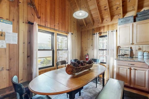 Dog-friendly waterfront cabin with lake views & access - close to slopes Cabin in Donner Lake