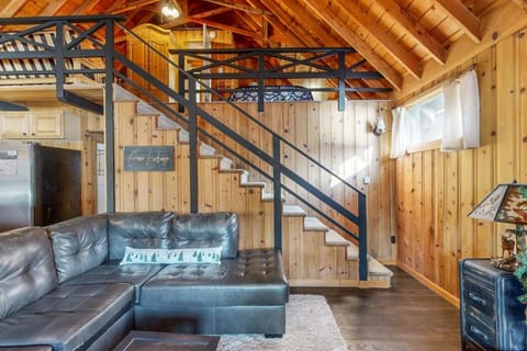 Dog-friendly waterfront cabin with lake views & access - close to slopes Cabin in Donner Lake