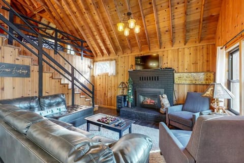 Dog-friendly waterfront cabin with lake views & access - close to slopes Cabin in Donner Lake
