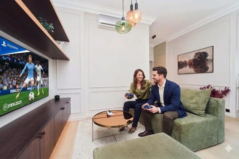 TV and multimedia, Seating area, Evening entertainment, Guests