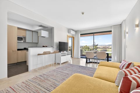 Communal lounge/ TV room, View (from property/room), Balcony/Terrace, Living room, Food and drinks, Street view, Dinner, Quiet street view, internet, kitchen, air conditioner