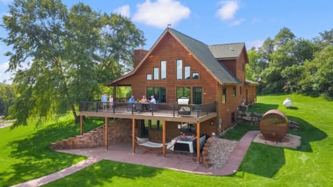 Property building, Patio, People, Natural landscape, Garden, Hot Tub, Sauna, Balcony/Terrace, Garden view, Mountain view