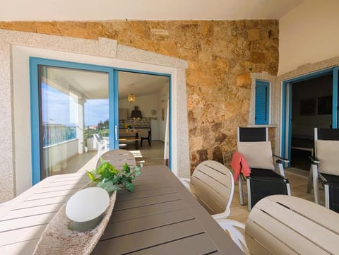 Property building, Balcony/Terrace, Dining area, Food