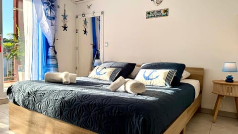 Bed, Living room, Photo of the whole room, Bedroom