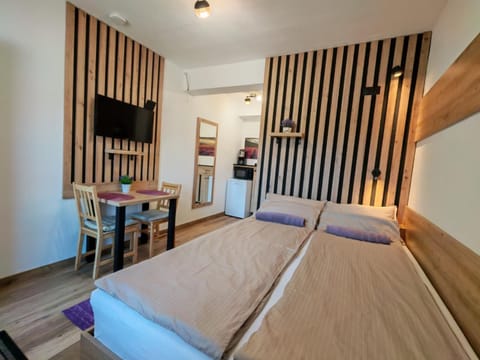 Communal lounge/ TV room, Bed, TV and multimedia, Kitchen or kitchenette, Photo of the whole room, Evening entertainment, Bedroom