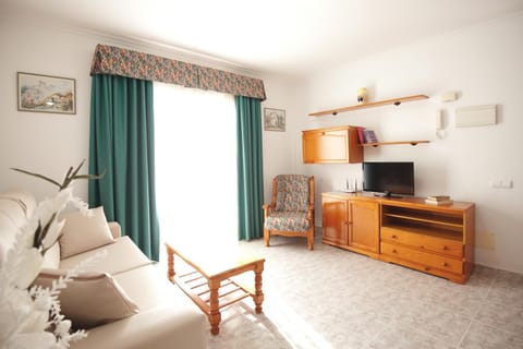 Bed, TV and multimedia, Balcony/Terrace, Living room