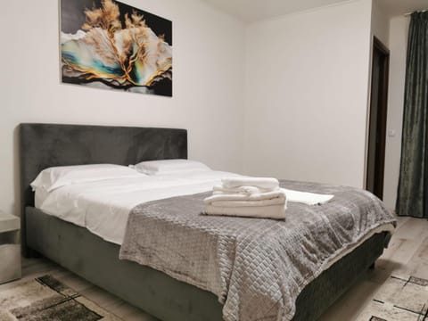 Bed, Photo of the whole room, towels