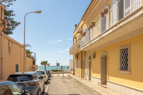 Property building, Facade/entrance, Day, Neighbourhood, Street view, Parking