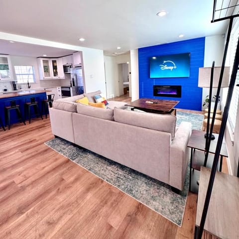 TV and multimedia, Kitchen or kitchenette, Living room, Seating area, fireplace