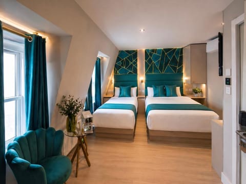 Bed, Seating area, Bedroom, air conditioner