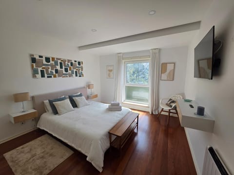Bed, TV and multimedia, Photo of the whole room, Bedroom