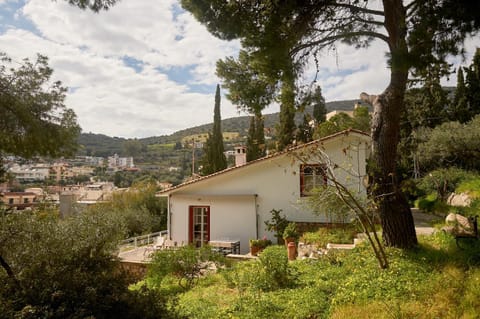 Property building, Day, Natural landscape, Garden, Garden view, Mountain view