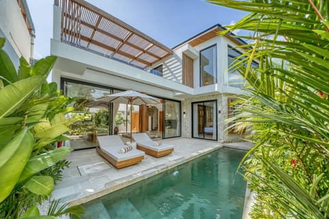 Swimming pool, sunbed