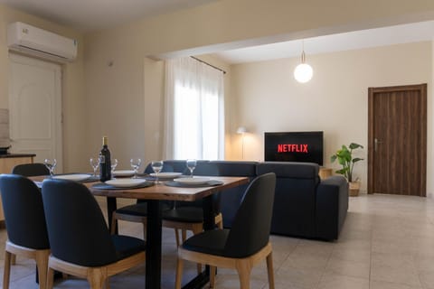 Communal lounge/ TV room, TV and multimedia, Living room, Seating area, Dining area, Evening entertainment, air conditioner